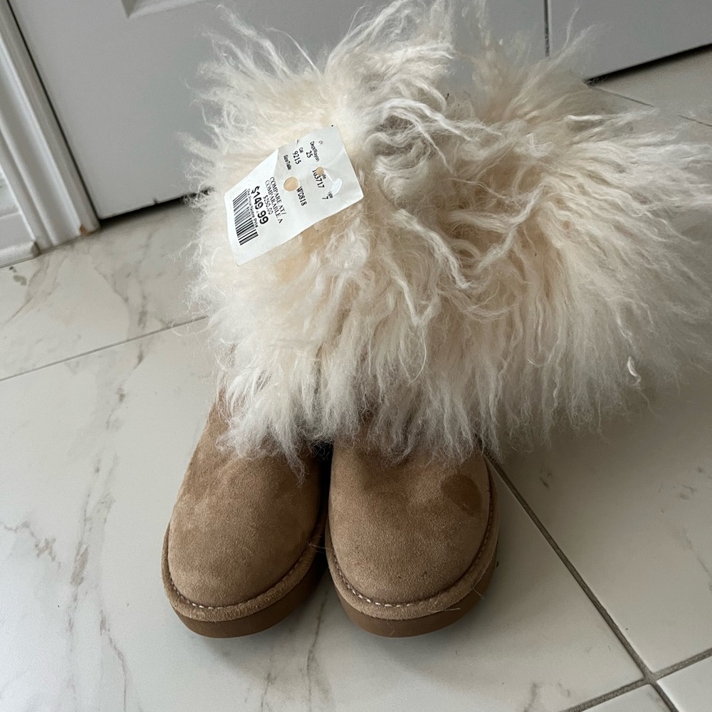 UGG Tan Suede Boots with Cream Fur Cuff - Picture 4 of 8